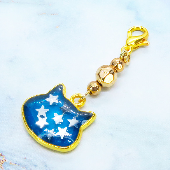 マスク・スマホチャーム ブルーキャットスター 青い猫フェイスに星を散りばめたチャーム ゴールドカラー メタルビーズ 金具 2枚目の画像