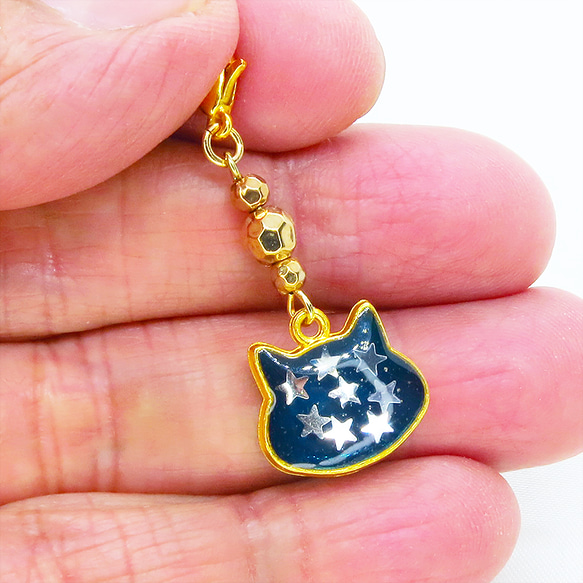 マスク・スマホチャーム ブルーキャットスター 青い猫フェイスに星を散りばめたチャーム ゴールドカラー メタルビーズ 金具 3枚目の画像