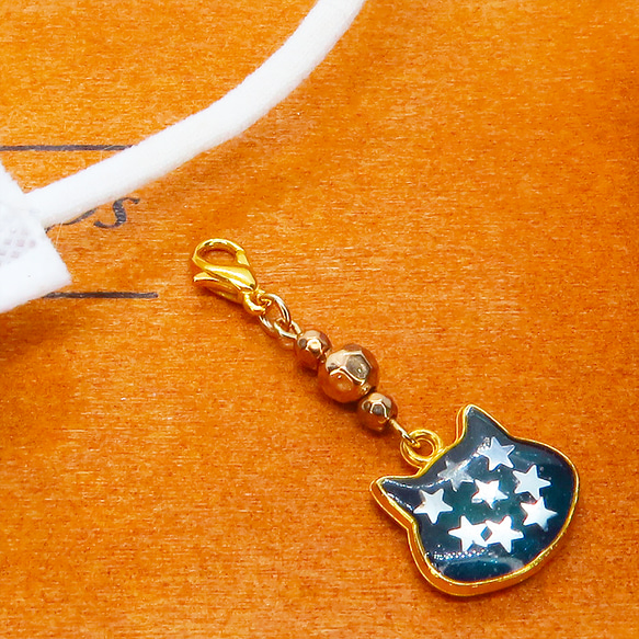 マスク・スマホチャーム ブルーキャットスター 青い猫フェイスに星を散りばめたチャーム ゴールドカラー メタルビーズ 金具 4枚目の画像
