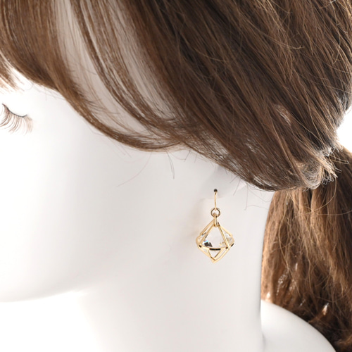 ♡ハンドメイド♡ビジューピアスイヤリング乙女座 正八面体 ビジュー《ピアス/イヤリング》片耳用 ピアス（フック