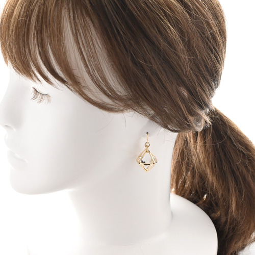 ♡ハンドメイド♡ビジューピアスイヤリング№161 正八面体 ビジュー《ピアス/イヤリング》片耳用 ピアス（フック