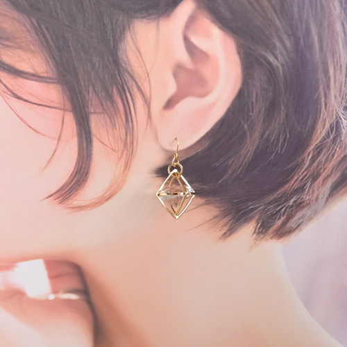 ♡ハンドメイド♡ビジューピアスイヤリング乙女座 正八面体 ビジュー《ピアス/イヤリング》片耳用 ピアス（フック