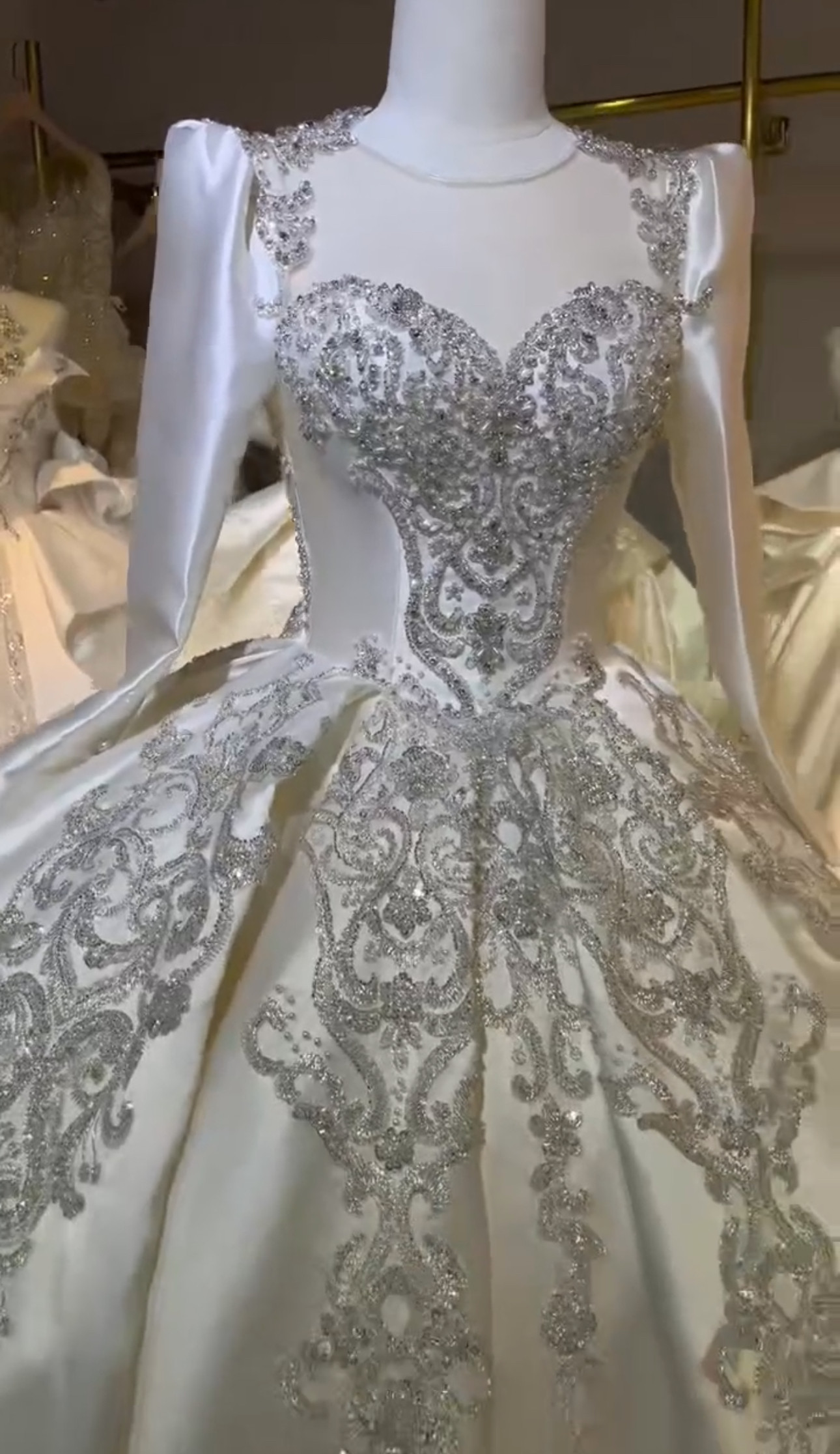 ベストセラー獲得！編み上げ　オフホワイト　お姫様のドレス　プリンセスライン　スクエアネック魅惑の花レース　長袖高級サテン