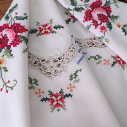 フランスの手仕事/ピンクローズのクロスステッチ手刺繍と手編みレース 生地・テーブルクロス (ヴィンテージ) 12枚目の画像