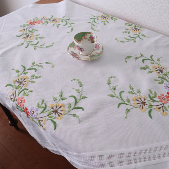 ドイツの手仕事/素敵な野花の手刺繍 テーブルクロス・生地 (ヴィンテージ リメイク素材) 8枚目の画像