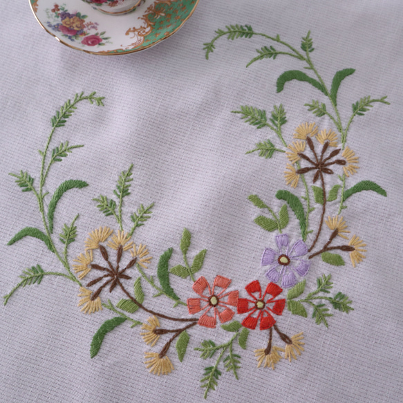 ドイツの手仕事/素敵な野花の手刺繍 テーブルクロス・生地 (ヴィンテージ リメイク素材) 13枚目の画像