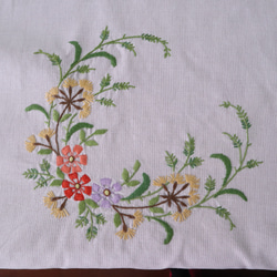 ドイツの手仕事/素敵な野花の手刺繍 テーブルクロス・生地 (ヴィンテージ リメイク素材) 6枚目の画像