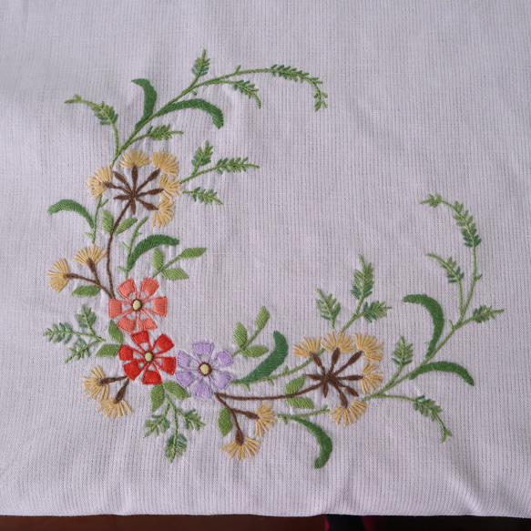 ドイツの手仕事/素敵な野花の手刺繍 テーブルクロス・生地 (ヴィンテージ リメイク素材) 6枚目の画像