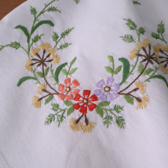 ドイツの手仕事/素敵な野花の手刺繍 テーブルクロス・生地 (ヴィンテージ リメイク素材) 17枚目の画像