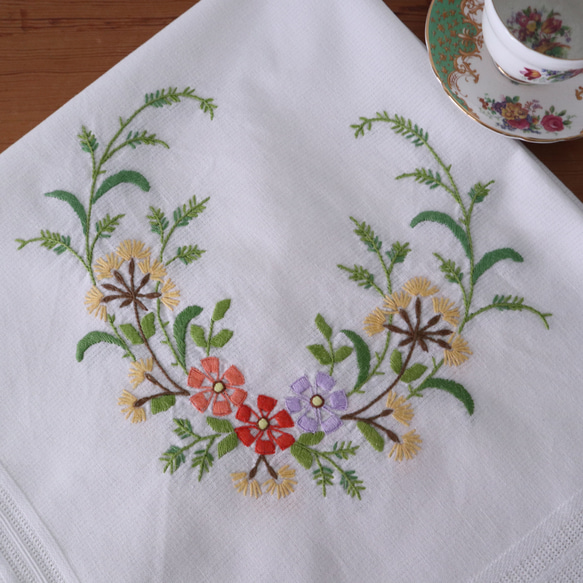ドイツの手仕事/素敵な野花の手刺繍 テーブルクロス・生地 (ヴィンテージ リメイク素材) 19枚目の画像