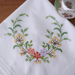 ドイツの手仕事/素敵な野花の手刺繍 テーブルクロス・生地 (ヴィンテージ リメイク素材) 1枚目の画像