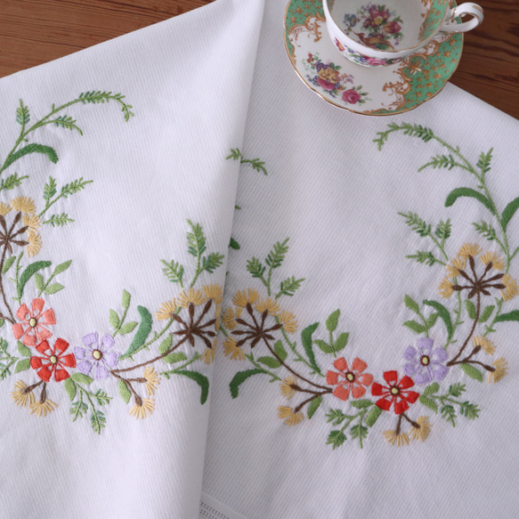 ドイツの手仕事/素敵な野花の手刺繍 テーブルクロス・生地 (ヴィンテージ リメイク素材) 14枚目の画像