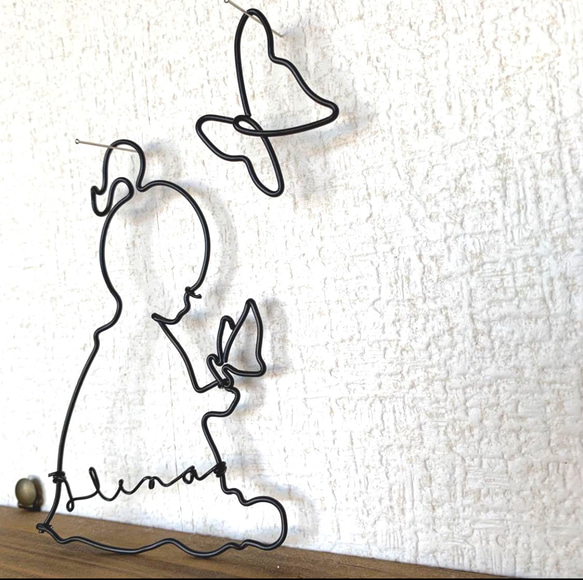 '"お座り女の子" 赤ちゃん 子供 記念 名入れ オーダー 蝶々 玄関飾り シンプルインテリア 壁面飾り 2枚目の画像