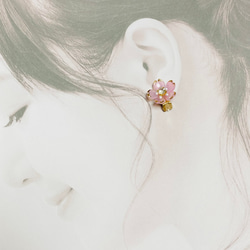 桜のイヤリング 水色 ハンドメイド 5枚目の画像