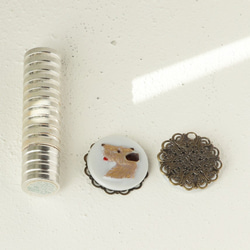 チェコガラスボタン　金色のテリアのイヤリング 3枚目の画像