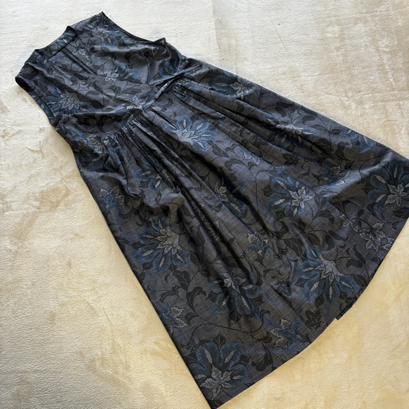 大島紬のカシュクールワンピース　ジャンパースカート　ジレ　グレー青　着物リメイク 3枚目の画像