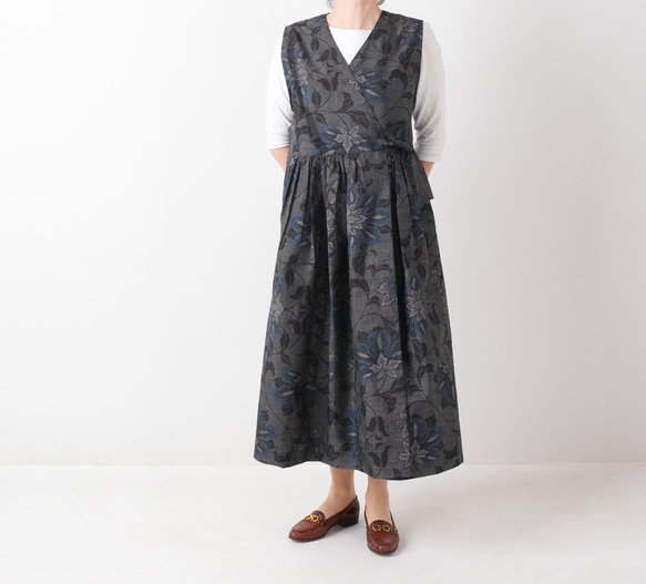 大島紬のカシュクールワンピース　ジャンパースカート　ジレ　グレー青　着物リメイク 2枚目の画像