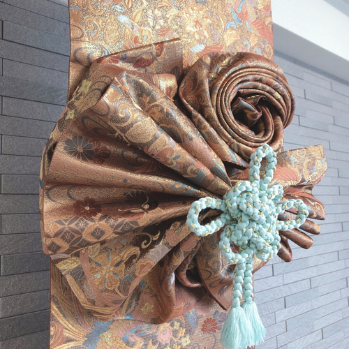 帯をリメイクした飾り結びのあるタペストリー 玄関に 床の間に その他