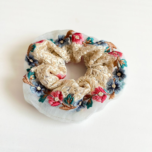 小さめ＊キッズにも＊インド刺繍リボンで作ったシュシュ シュシュ