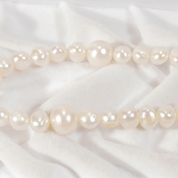 本真珠（淡水パール）のネックレス（長さ46cm、マグネット、ホワイト、ナチュラルカラー、セミバロック、ラインストーン） 3枚目の画像