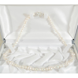 本真珠（淡水パール）のネックレス（マグネット、ホワイト、ナチュラルカラー、セミバロック、ラインストーン、6月の誕生石） 2枚目の画像