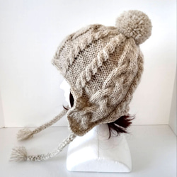 4耳あて付きアランニット帽ポンポン 三編み付き サンドベージュ✕オフ