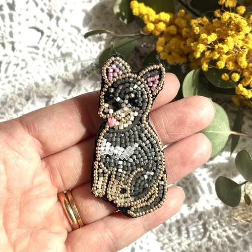 ビーズ刺繍のうちの子ブローチ・スムースチワワ（ブラックタン