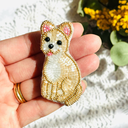 ビーズ刺繍のうちの子ブローチ・スムースチワワ（クリーム&ホワイト