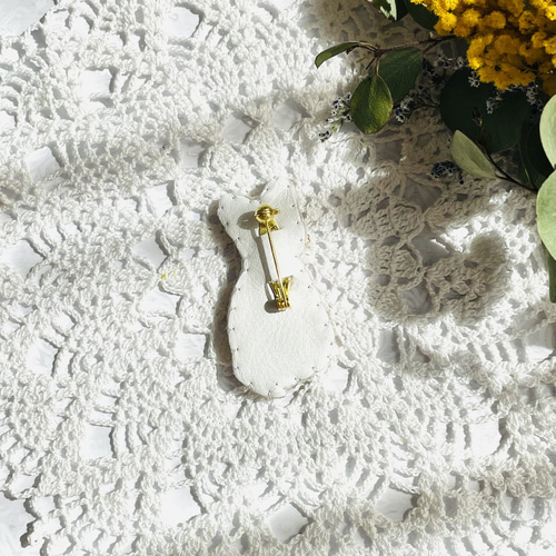 ビーズ刺繍のうちの子ブローチ・スムースチワワ（クリーム&ホワイト