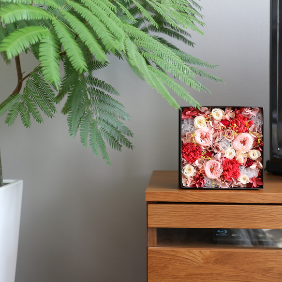 《現品限り》カップ咲きのバラとカーネーションのボックスアレンジ   ピンク 6枚目の画像
