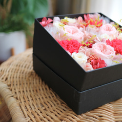 《現品限り》カップ咲きのバラとカーネーションのボックスアレンジ   ピンク 7枚目の画像
