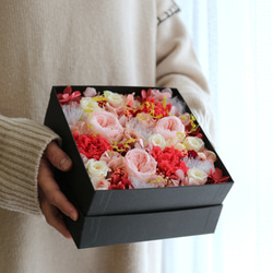《現品限り》カップ咲きのバラとカーネーションのボックスアレンジ   ピンク 1枚目の画像