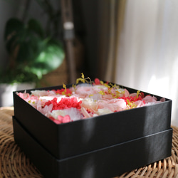 《現品限り》カップ咲きのバラとカーネーションのボックスアレンジ   ピンク 8枚目の画像