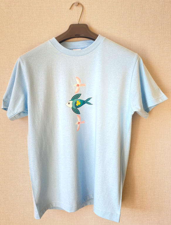 お魚さんと鳥さんのイラストTシャツ 1枚目の画像