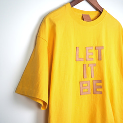 レザーパッチ「LET IT BE」の 半袖 Tシャツ（5色）コットン ワッペン 1枚目の画像