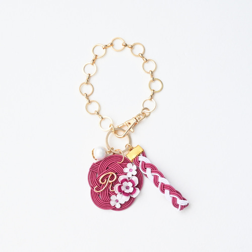 イニシャルバッグチャーム 水引とつまみ細工 梅紫 バッグチャーム ここ