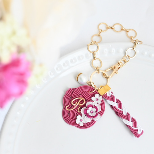 イニシャルバッグチャーム 水引とつまみ細工 梅紫 バッグチャーム ここ