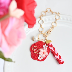 イニシャルバッグチャーム 水引とつまみ細工 赤 バッグチャーム ここ