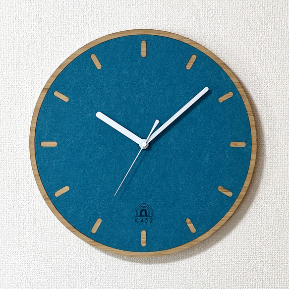 フェルトと竹の掛け時計（ブルー） 1枚目の画像