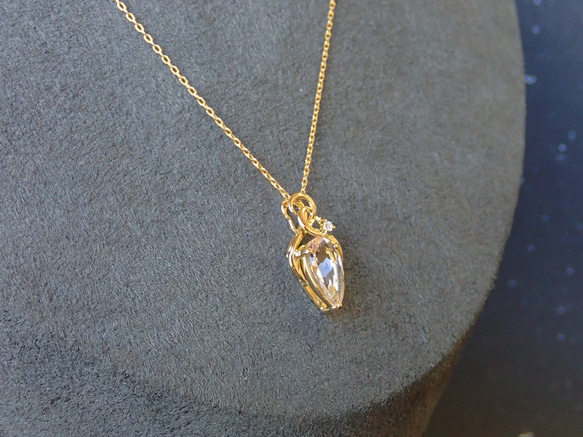４月誕生石モルガナイト　ペアシェイプカット柔らか曲線シンプルペンダントトップ１８金イエローゴールド　ダイヤモンド入り 4枚目の画像