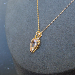 ４月誕生石モルガナイト　ペアシェイプカット柔らか曲線シンプルペンダントトップ１８金イエローゴールド　ダイヤモンド入り 3枚目の画像