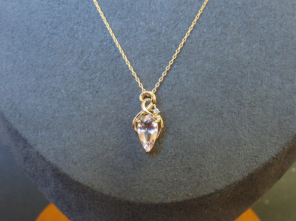 ４月誕生石モルガナイト　ペアシェイプカット柔らか曲線シンプルペンダントトップ１８金イエローゴールド　ダイヤモンド入り 2枚目の画像