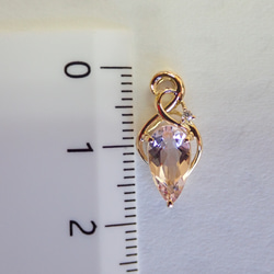 ４月誕生石モルガナイト　ペアシェイプカット柔らか曲線シンプルペンダントトップ１８金イエローゴールド　ダイヤモンド入り 17枚目の画像