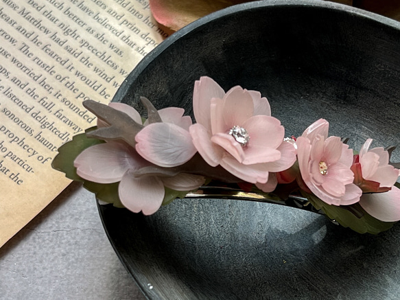 B 桜バレッタ大人な枝つきデザイン　今にも咲きそうな蕾を添えて　〈金具シルバー；左留め具〉 3枚目の画像