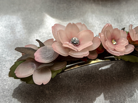 B 桜バレッタ大人な枝つきデザイン　今にも咲きそうな蕾を添えて　〈金具シルバー；左留め具〉 7枚目の画像