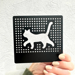 【送料無料】猫がいます パンチングサインプレート ブラック 表示板 案内板 アクリルサイン ネコシルエット CAT 看板 3枚目の画像