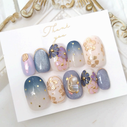 成人式 ネイルチップ レース 振袖 卒業式 和柄 結婚式 クリアケース 青 紫 前撮りや振袖に◇青のグラデーションとマグネットジェルと紫の花と