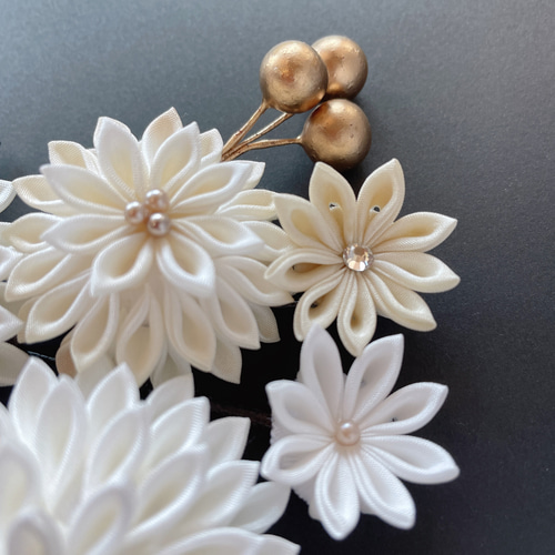 白無垢の花嫁さまへ | 本格的な正絹つまみ細工髪飾り | 結婚式