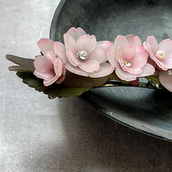 C 桜バレッタ大人な枝つきデザイン　今にも咲きそうな蕾を添えて〈金具シルバー；留め具右側） 4枚目の画像