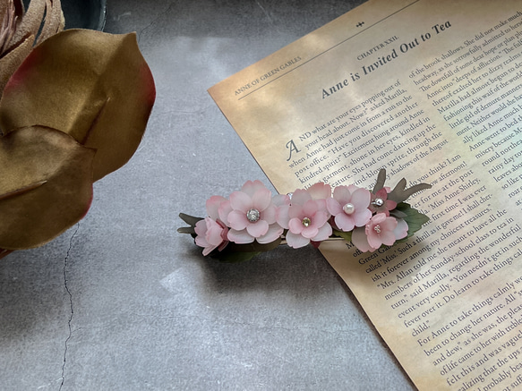 C 桜バレッタ大人な枝つきデザイン　今にも咲きそうな蕾を添えて〈金具シルバー；留め具右側） 3枚目の画像